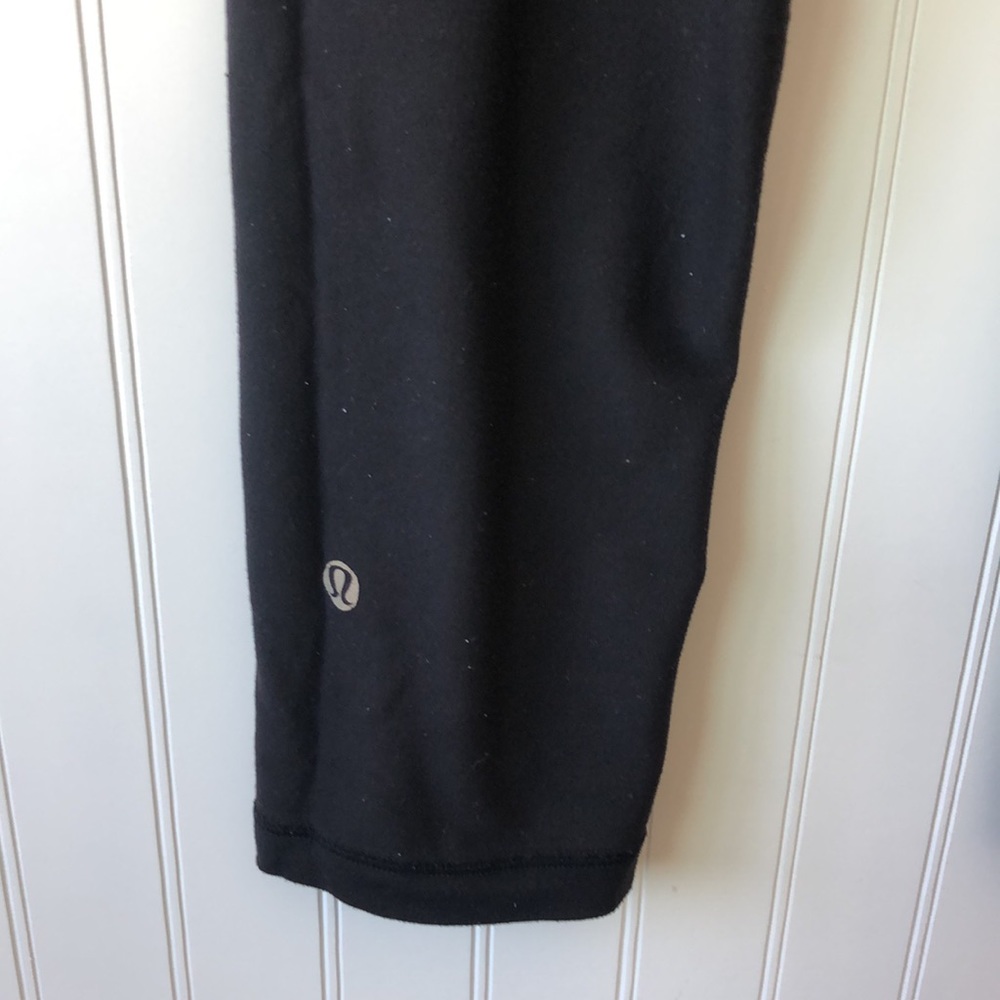LULULEMON Black Crop Yoga Athletic Athleisure Legging Size 4 reversible - Picture 8 of 9